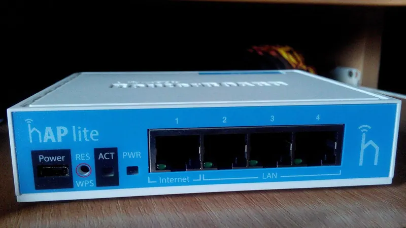 Роутер MikroTik на столе в темной комнате
