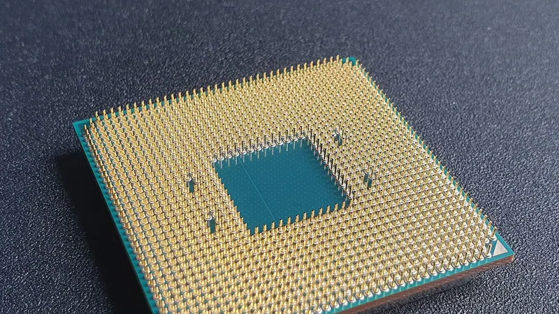 Процессор AMD Ryzen на материнской плате в темном корпусе