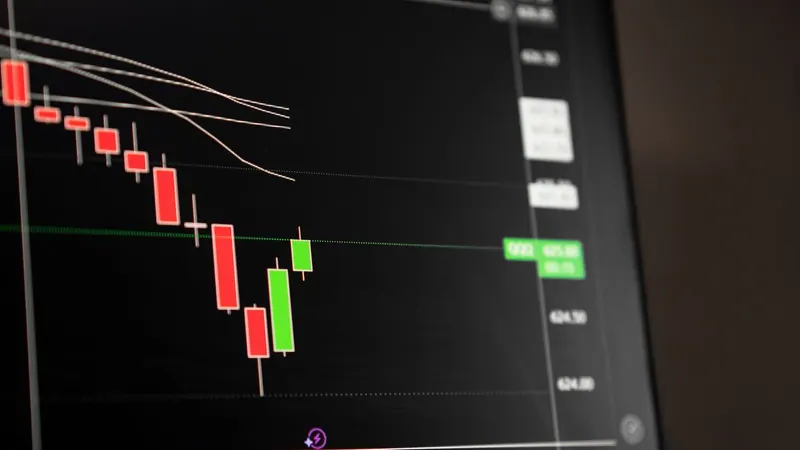 Графики финансовых показателей и биржевые котировки на экране компьютера