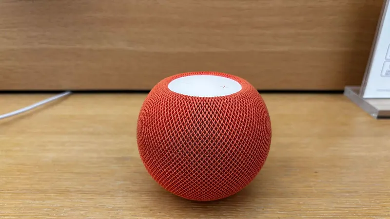 Умная колонка HomePod mini 2 и телеприставка Apple TV 4K на столе