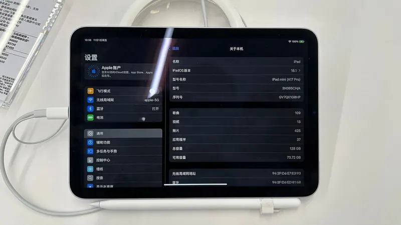 Планшет iPad mini с OLED-экраном на рабочем столе