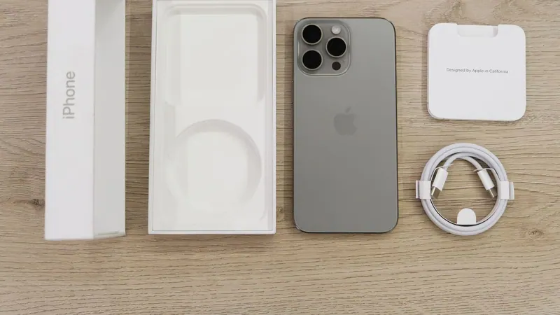запечатанная коробка с iPhone на витрине магазина