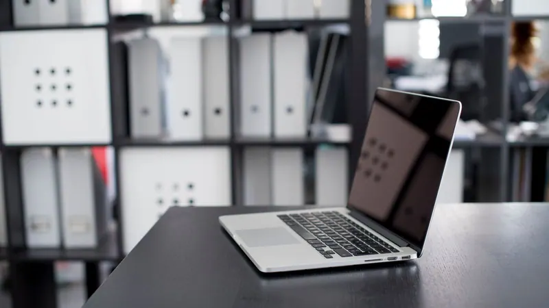 Ноутбук Apple MacBook на рабочем столе
