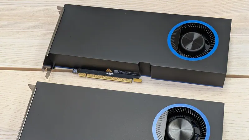 Профессиональная видеокарта ASUS Intel Arc Pro B70 с системой охлаждения турбинного типа