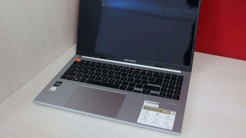 Тонкий металлический ноутбук ASUS Vivobook 16 на рабочем столе