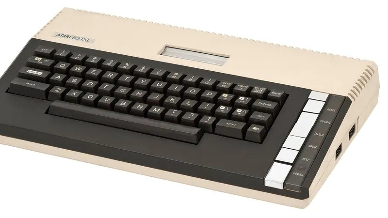Реплика классического домашнего компьютера Atari 800XL с джойстиком на столе