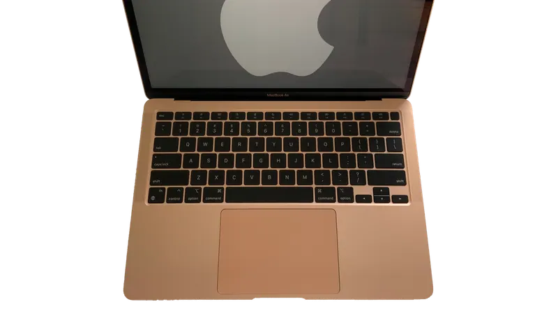 Ноутбук Apple на рабочем столе с современными гаджетами