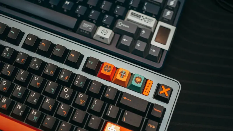 Механический кик-кап GMK Trigger Key установленный на клавиатуре