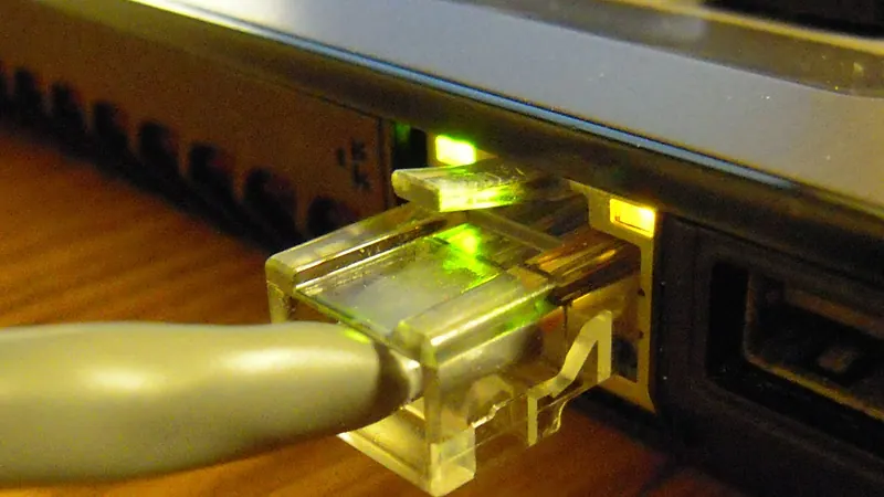 Сетевой кабель Ethernet подключен к порту на устройстве