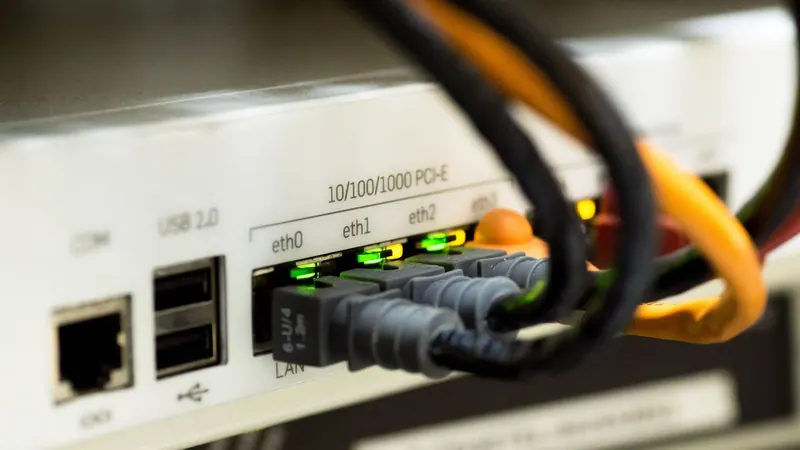 Сетевые кабели, подключенные к Ethernet-портам компьютера-шлюза