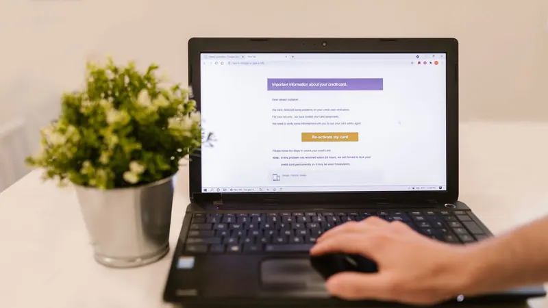 Предупреждение о фишинговом письме на экране монитора компьютера