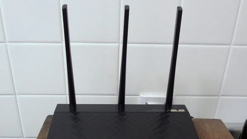 Маршрутизатор Wi-Fi на столе с кнопкой сброса и индикаторами