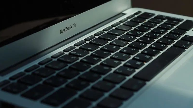Клавиатура компьютера Mac на рабочем столе