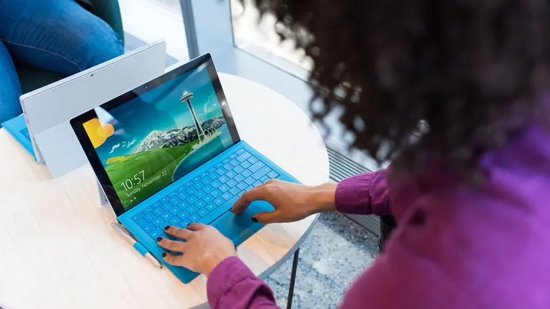 Монитор с открытыми системными настройками Windows на рабочем столе