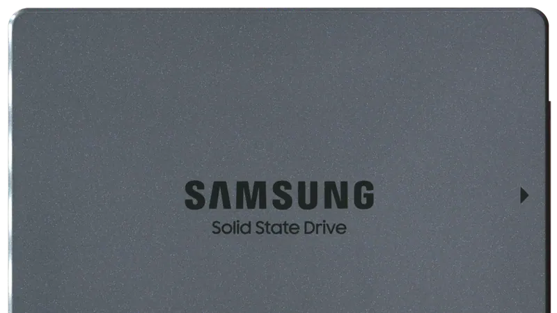 Твердотельный накопитель SSD и инструмент на рабочем столе рядом с корпусом компьютера