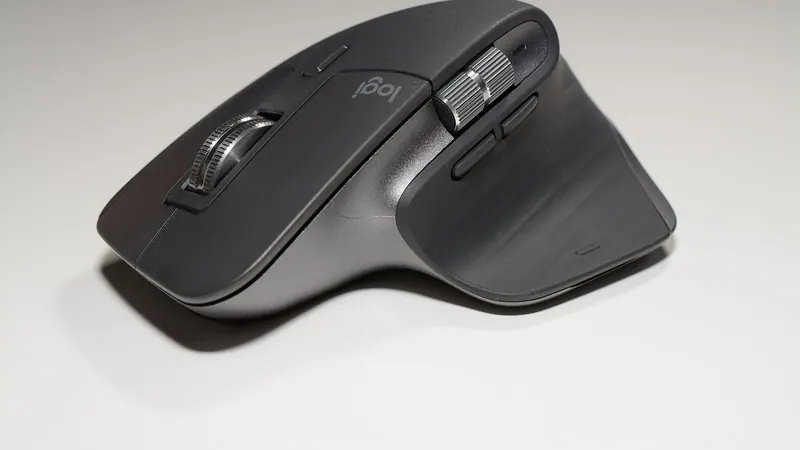 Беспроводная мышь Logitech MX Master 4 Developer Edition на рабочем столе