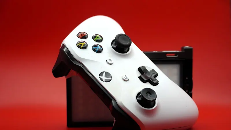 Концепт игровых устройств Xbox следующего поколения на столе
