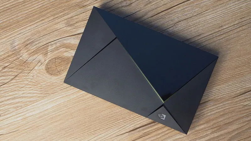 Медиаплеер Nvidia Shield TV Pro на полке рядом с телевизором