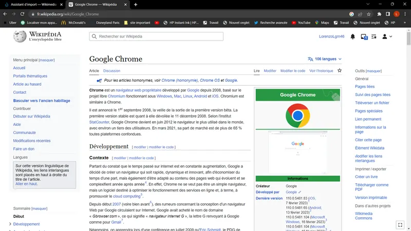 Ноутбук и смартфон с открытым браузером на рабочем столе