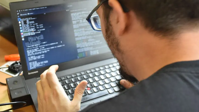Монитор с открытым терминалом Linux на темном столе
