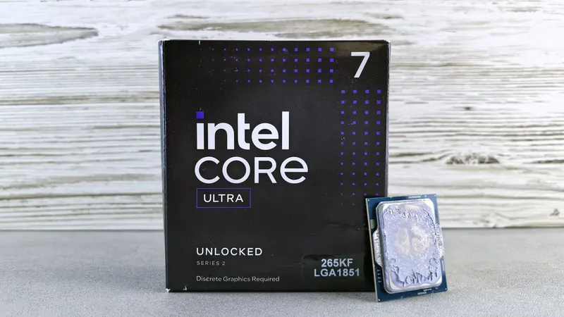 Процессор Intel на рабочем столе перед сборкой компьютера