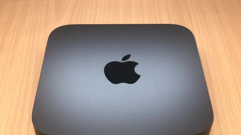 Настольный компьютер Apple на деревянном столе с клавиатурой и мышью