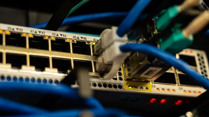 Современный Wi-Fi роутер на деревянном столе с горящими индикаторами