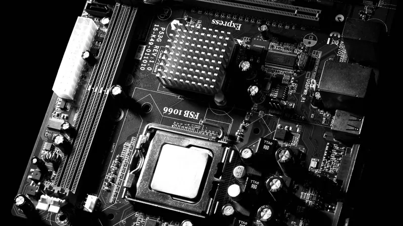 Материнская плата компьютера и настройки UEFI BIOS на экране монитора