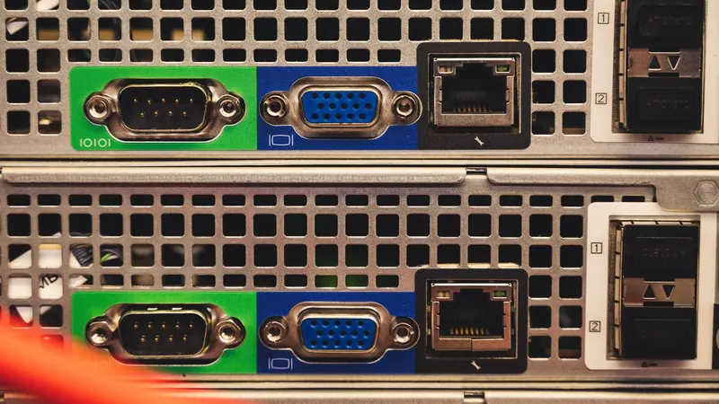 Сетевой разъем материнской платы с подключенным кабелем Ethernet