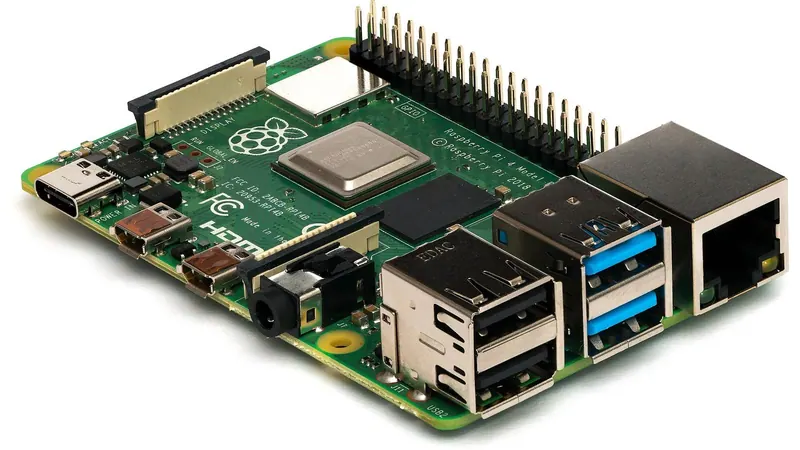 Одноплатный компьютер Raspberry Pi на деревянном столе