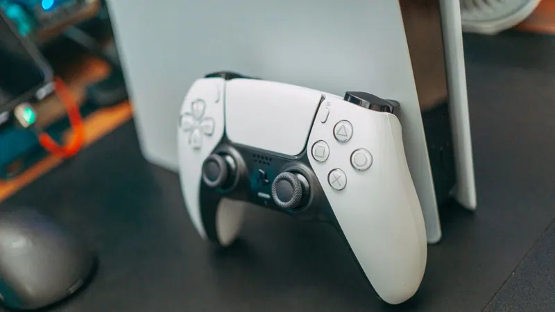 Игровая консоль PlayStation 5 черного цвета на столе