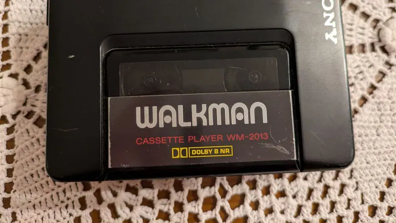 Позолоченный цифровой плеер Sony Walkman на столе