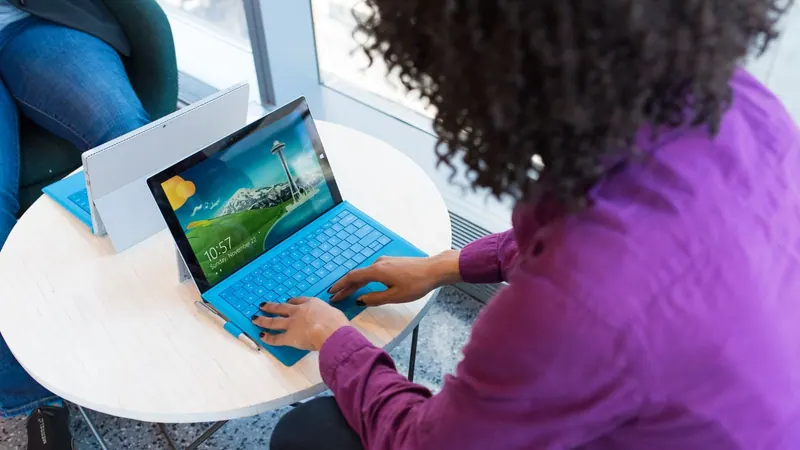 Экран входа и клавиатура ноутбука с операционной системой Windows