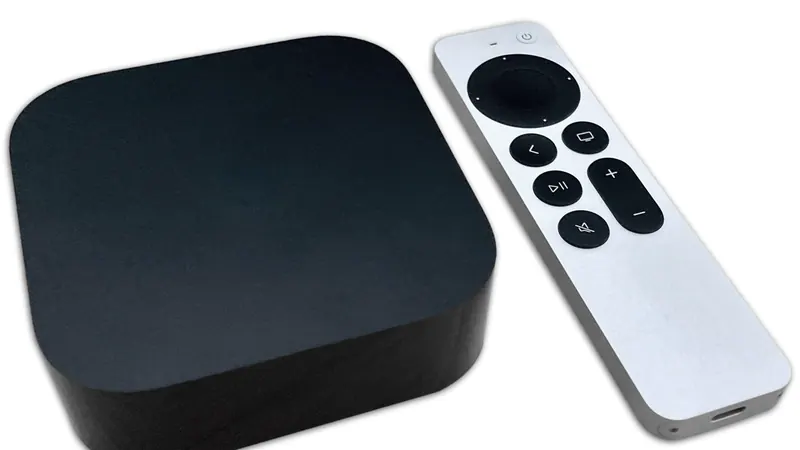 Медиаплеер Apple TV 4K на рабочем столе рядом с пультом дистанционного управления