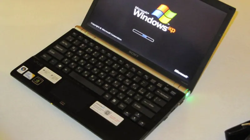 Компьютерный монитор на рабочем столе с рабочим столом Windows XP с зеленым холмом