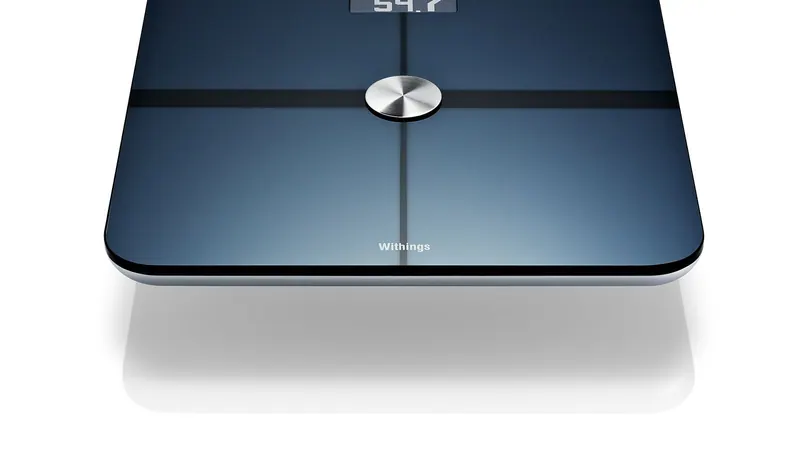 Умные весы и фитнес-устройства Withings на столе