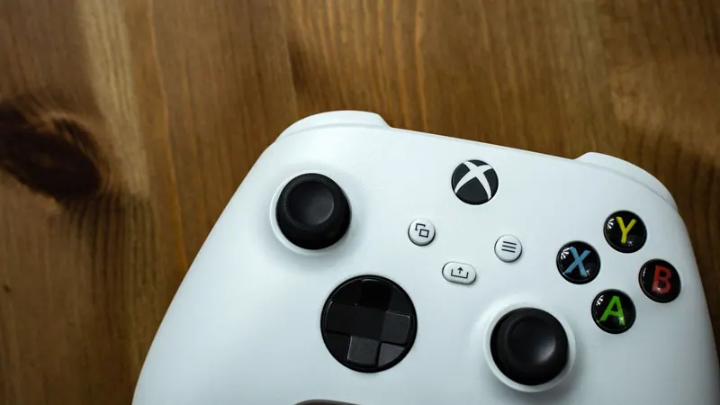 Игровой контроллер Xbox на деревянном столе в студийном освещении